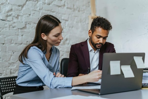 Statut indépendant ou salarié : lequel choisir pour plus de liberté et de revenus